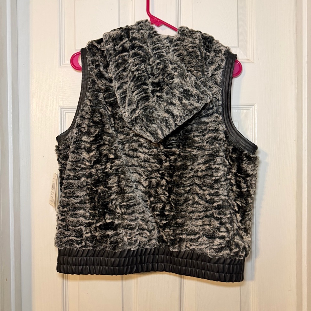 YMI Wild Cat Faux Fur Vest in Black and White - Picture 5 of 6